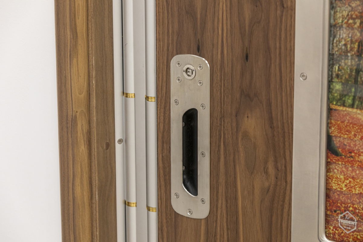 The SwitchHinge mechanism features an indicator to display lock status.